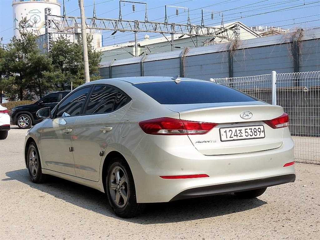 HYUNDAI Avante - Vista 3
