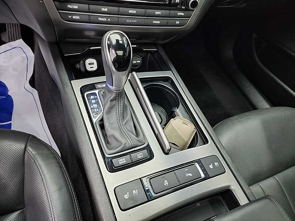 HYUNDAI Genesis - Vista 8