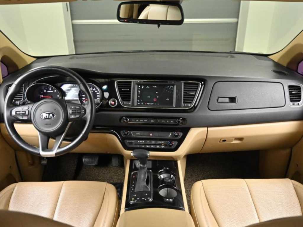 KIA Carnival - Vista 7
