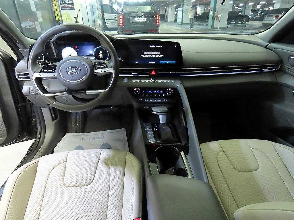 HYUNDAI Avante - Vista 10