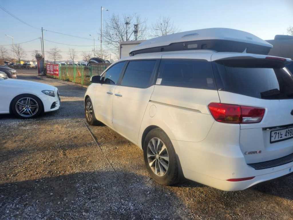 KIA Carnival - Vista 5