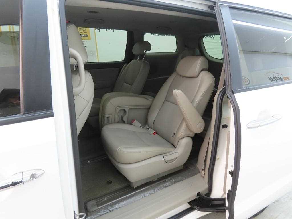 KIA Carnival - Vista 6