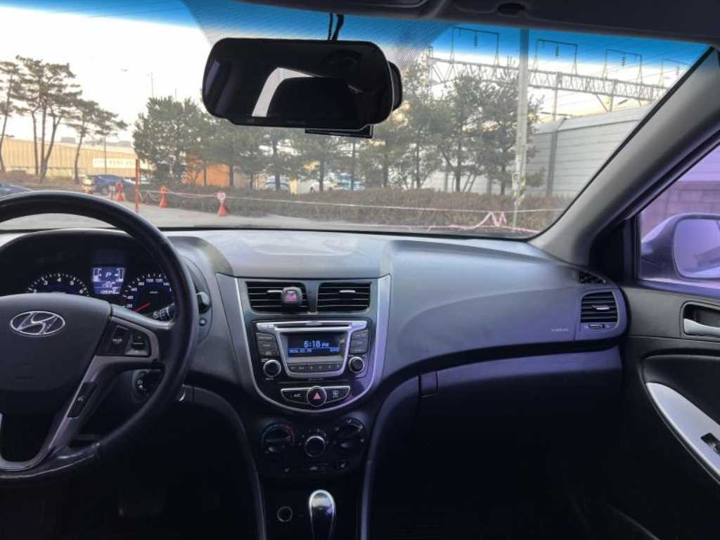 HYUNDAI Accent - Vista 7