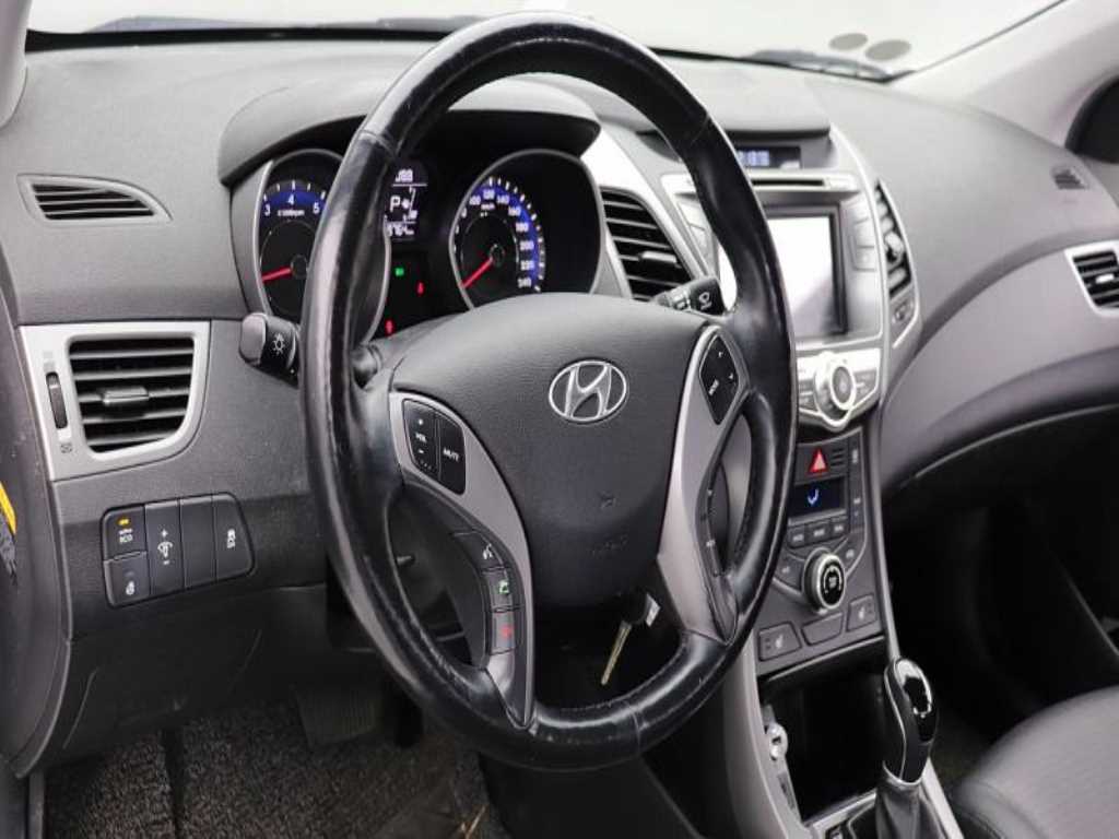 HYUNDAI Avante - Vista 9