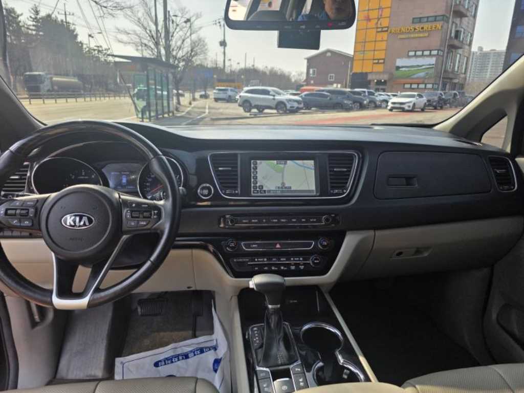 KIA Carnival - Vista 8