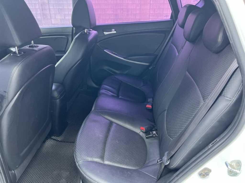 HYUNDAI Accent - Vista 6