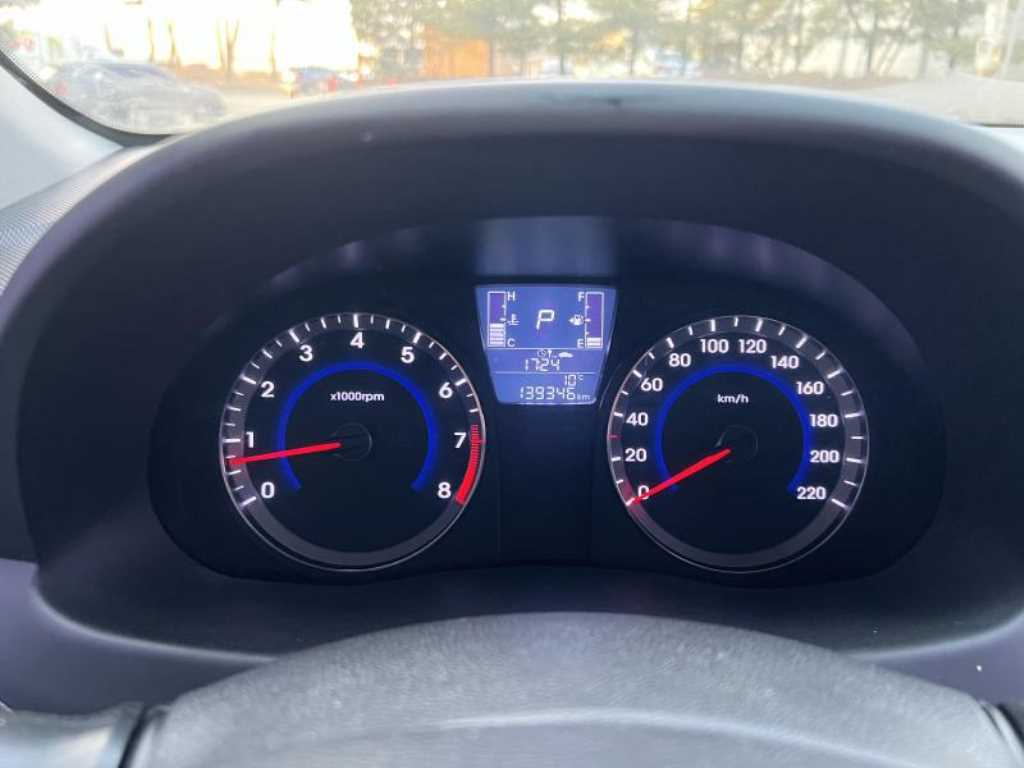 HYUNDAI Accent - Vista 9