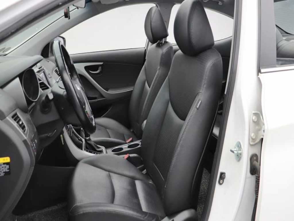 HYUNDAI Avante - Vista 5