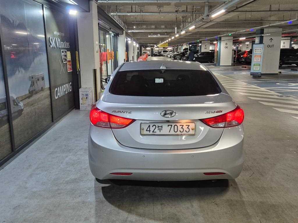 HYUNDAI Avante - Vista 5