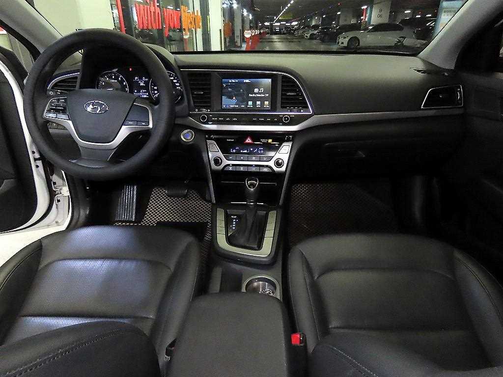 HYUNDAI Avante - Vista 10