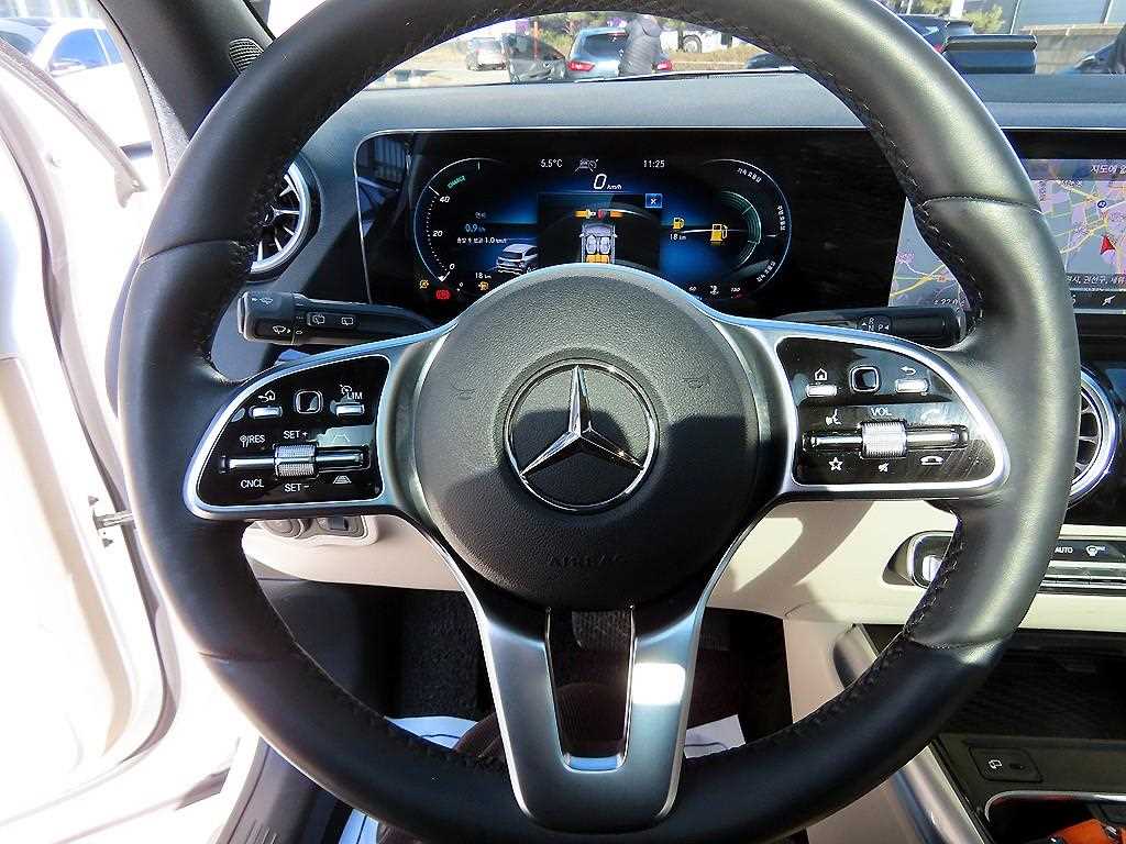 Mercedes Benz GLA Class - Vista 8