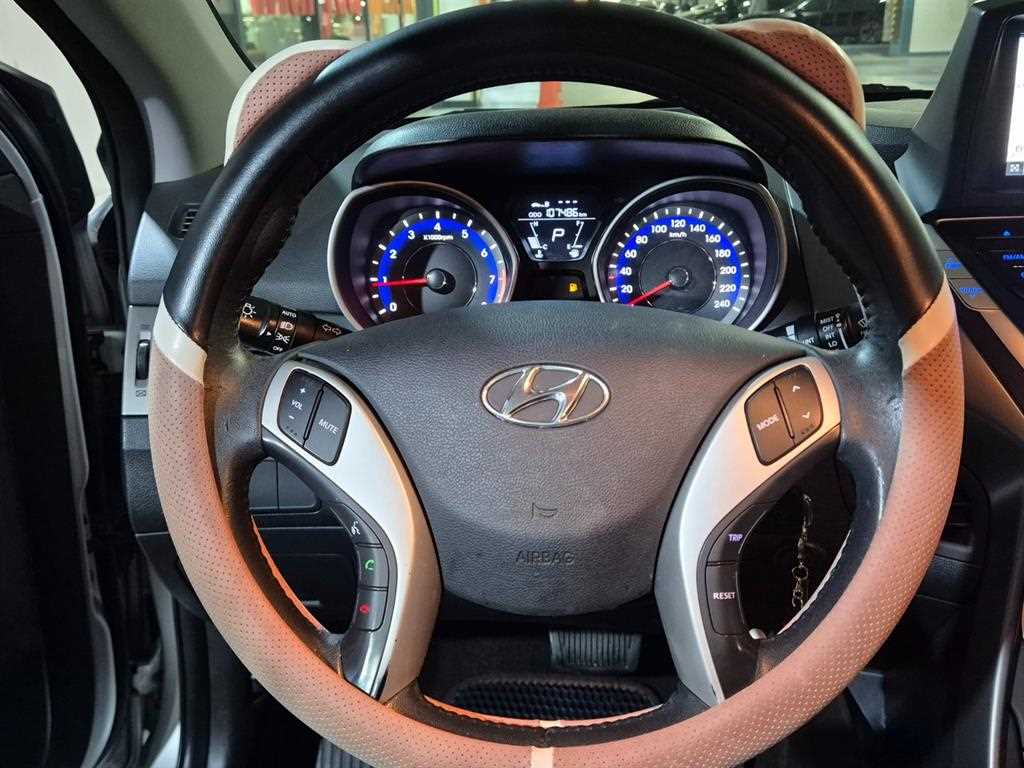 HYUNDAI Avante - Vista 9