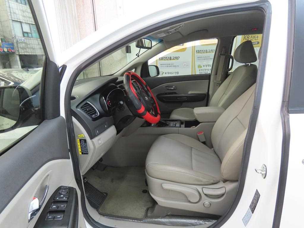 KIA Carnival - Vista 5