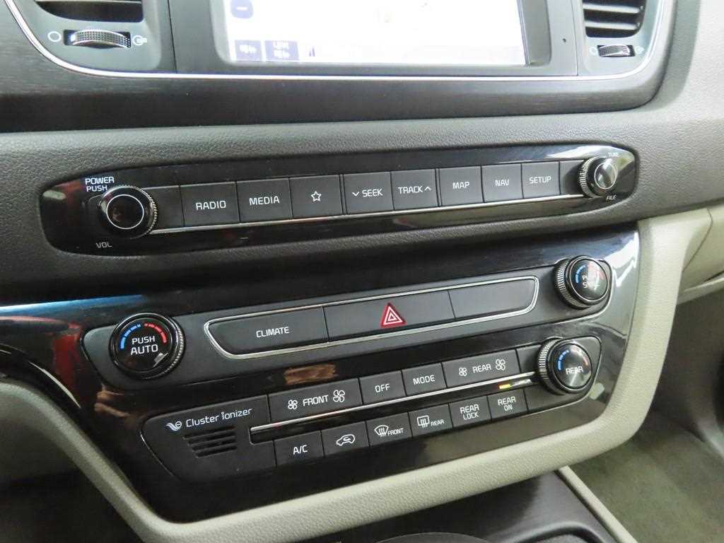 KIA Carnival - Vista 11