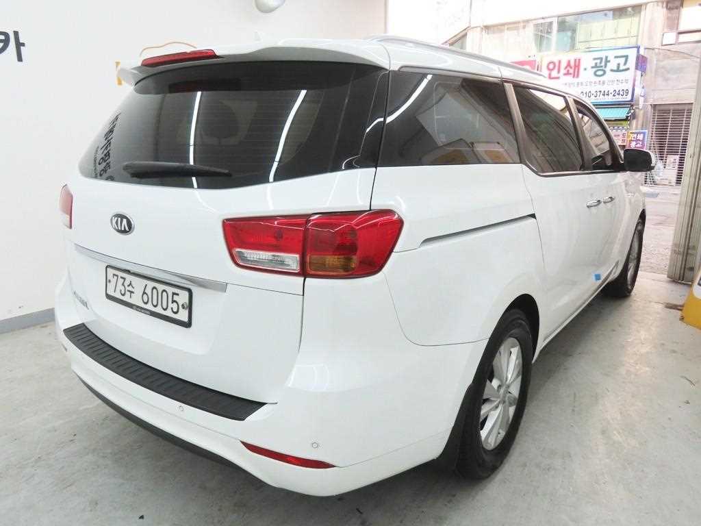 KIA Carnival - Vista 4