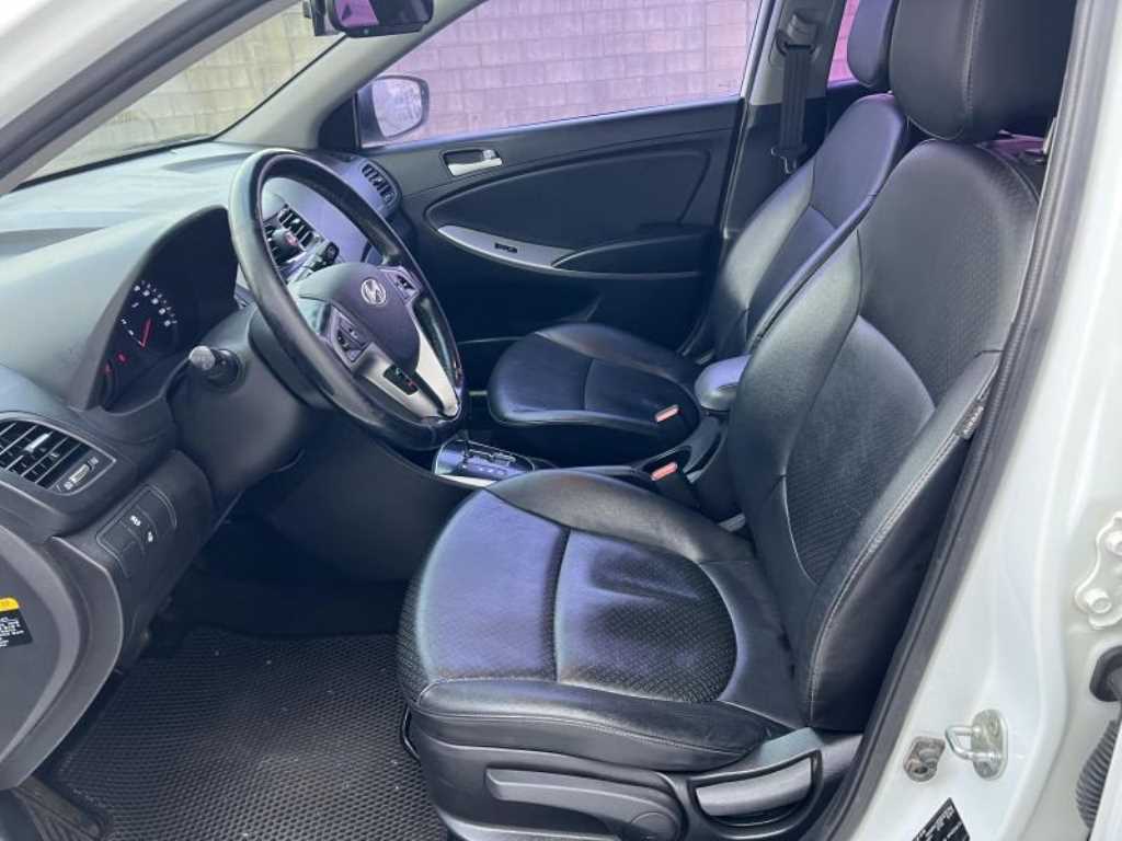 HYUNDAI Accent - Vista 5