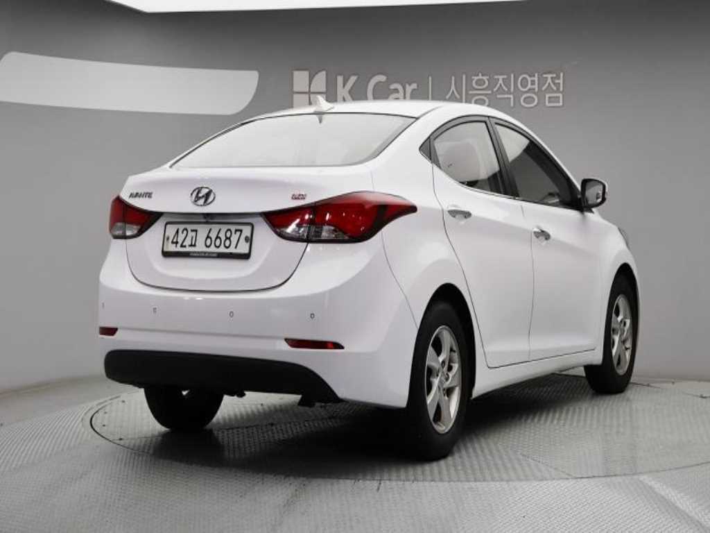 HYUNDAI Avante - Vista 4