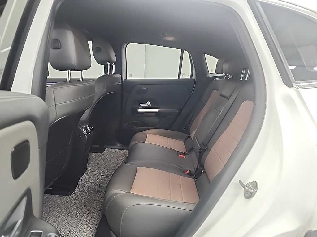 Mercedes Benz EQA - Vista 12