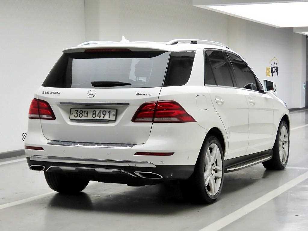 Mercedes Benz GLE Class - Vista 4