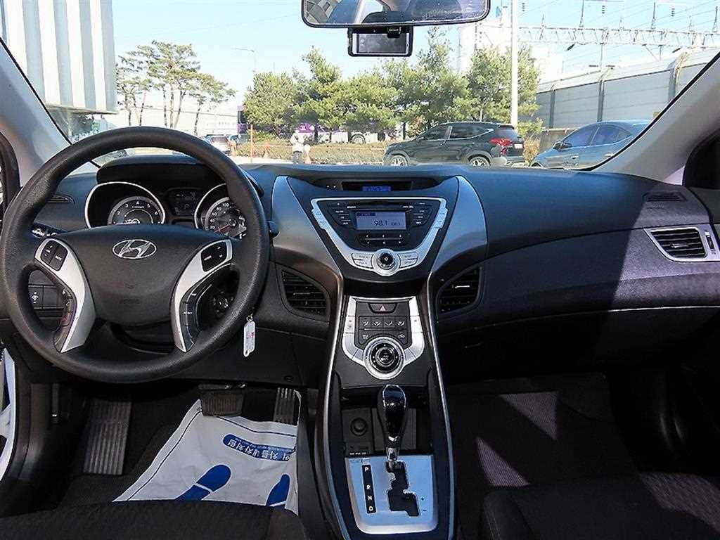 HYUNDAI Avante - Vista 7