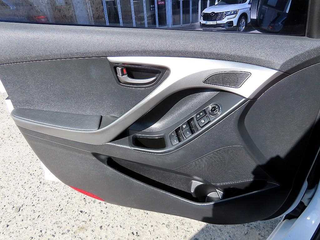 HYUNDAI Avante - Vista 11