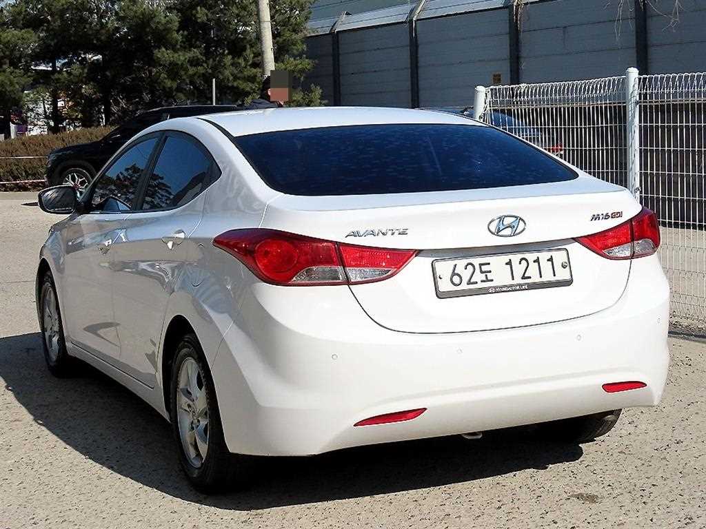 HYUNDAI Avante - Vista 3