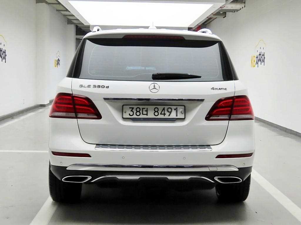Mercedes Benz GLE Class - Vista 3