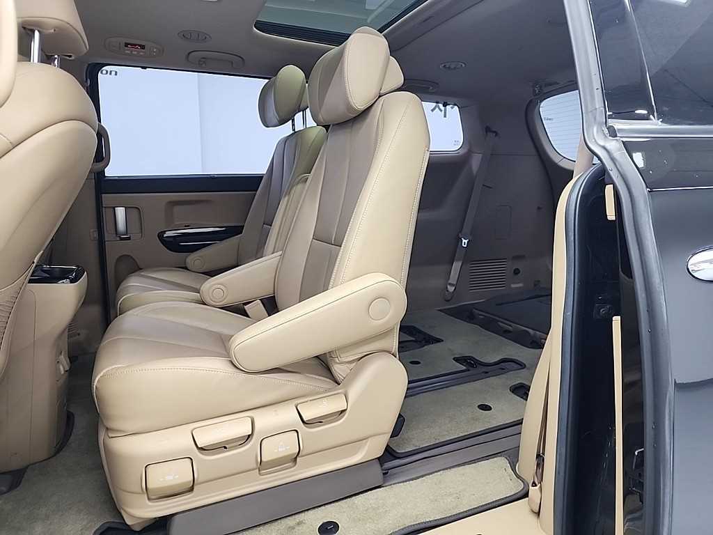 KIA Carnival - Vista 12