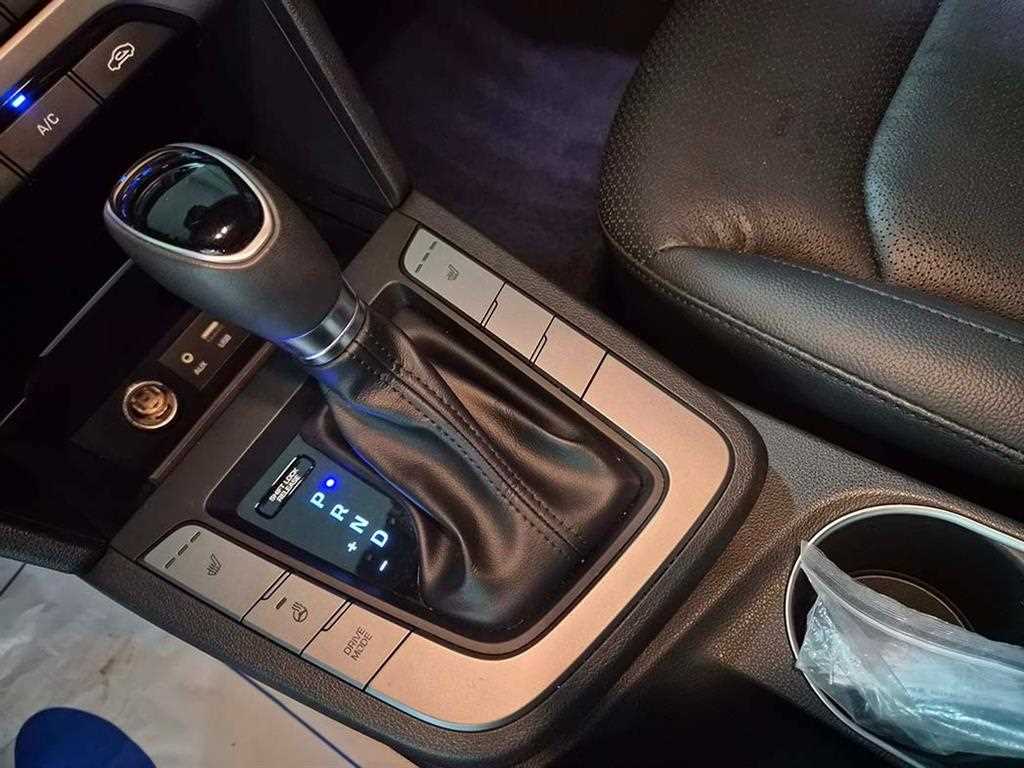 HYUNDAI Avante - Vista 11