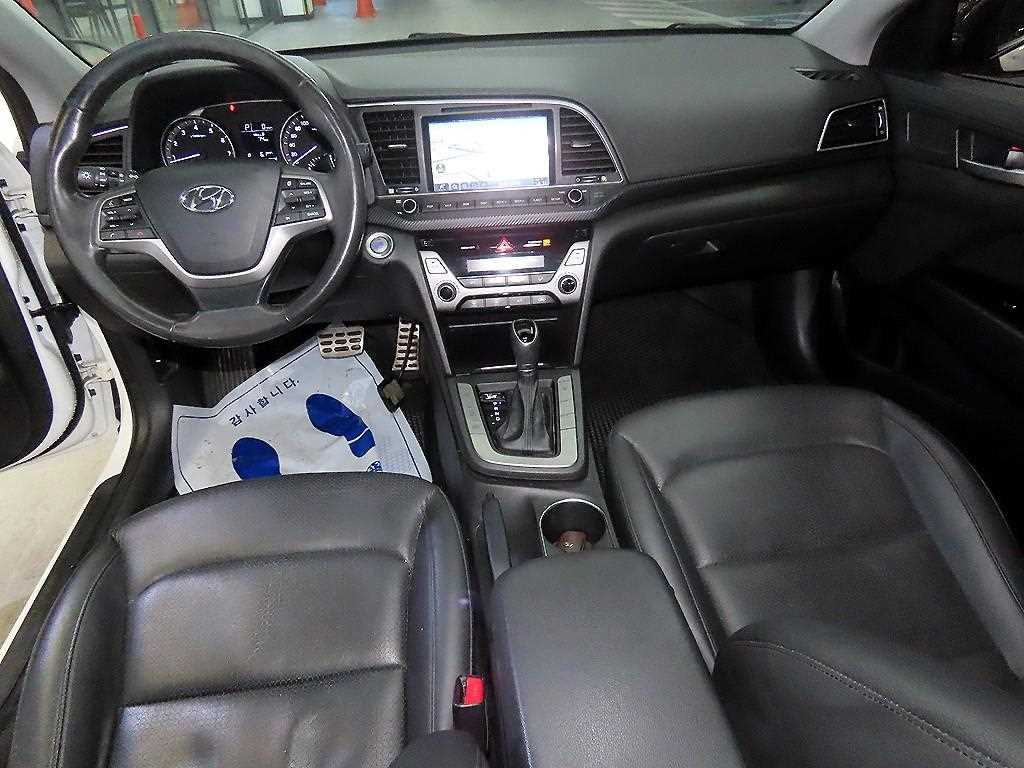 HYUNDAI Avante - Vista 10