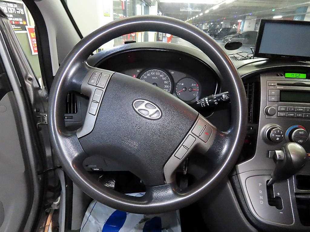 HYUNDAI Starex - Vista 8