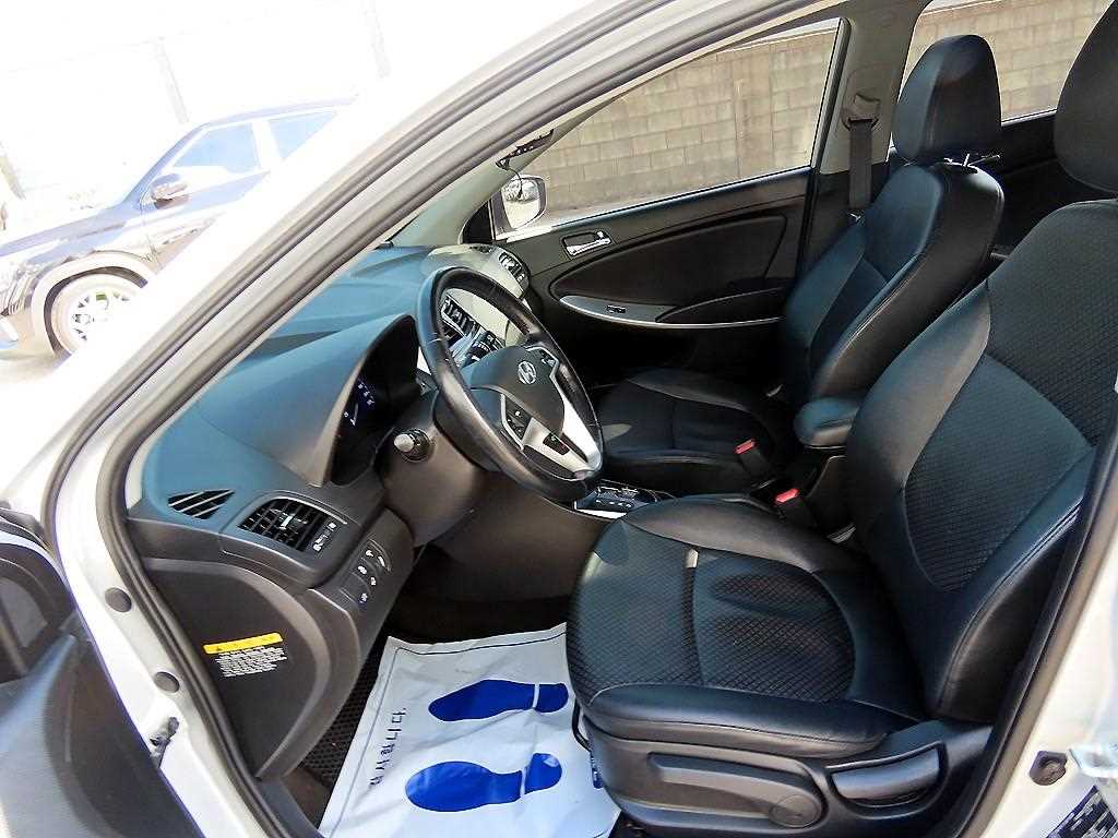 HYUNDAI Accent - Vista 5