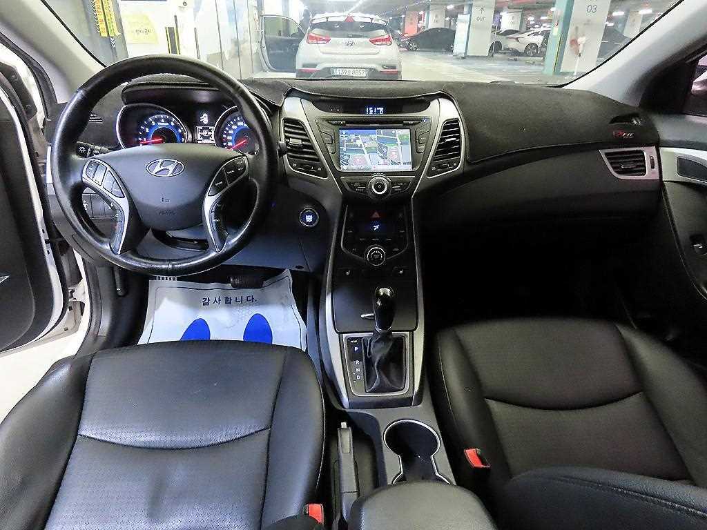 HYUNDAI Avante - Vista 10