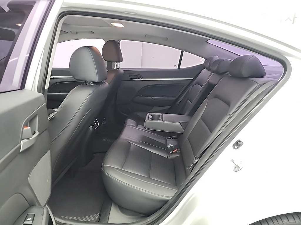 HYUNDAI Avante - Vista 12