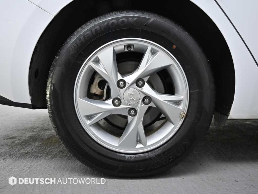 HYUNDAI Avante - Vista 5