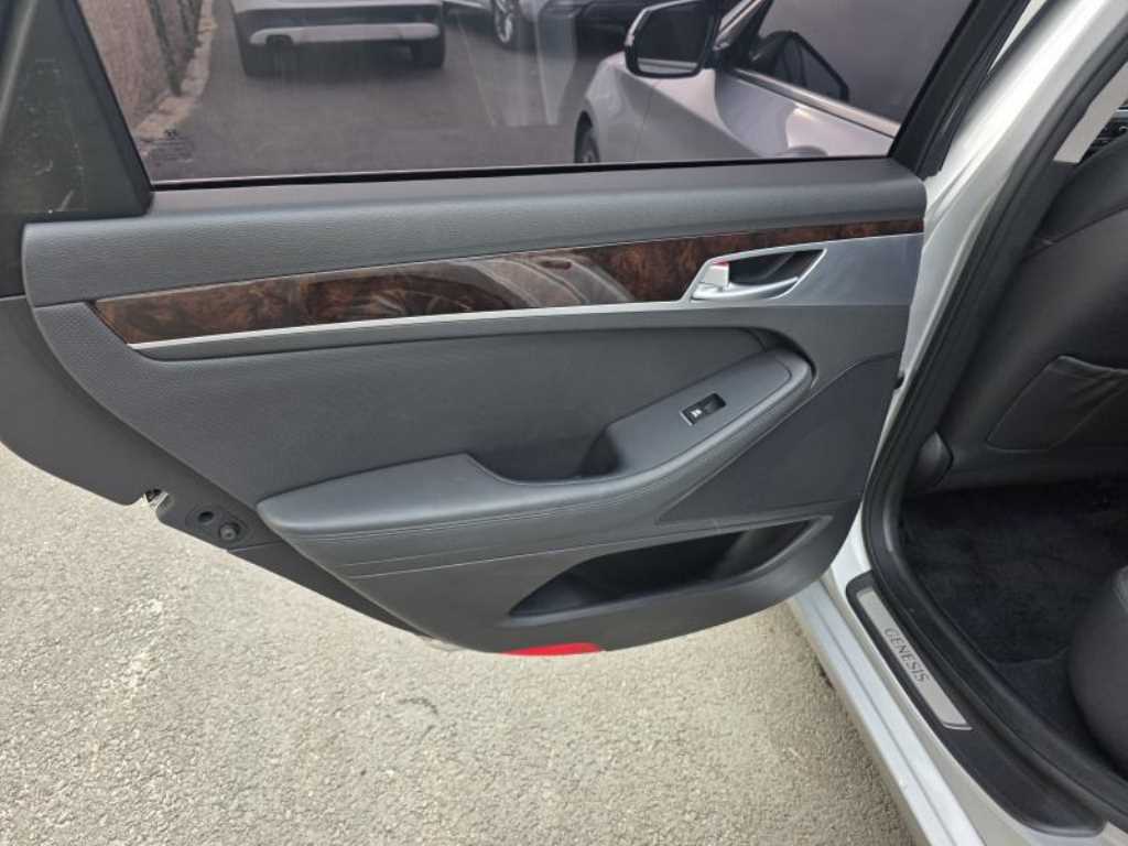 HYUNDAI Genesis - Vista 6