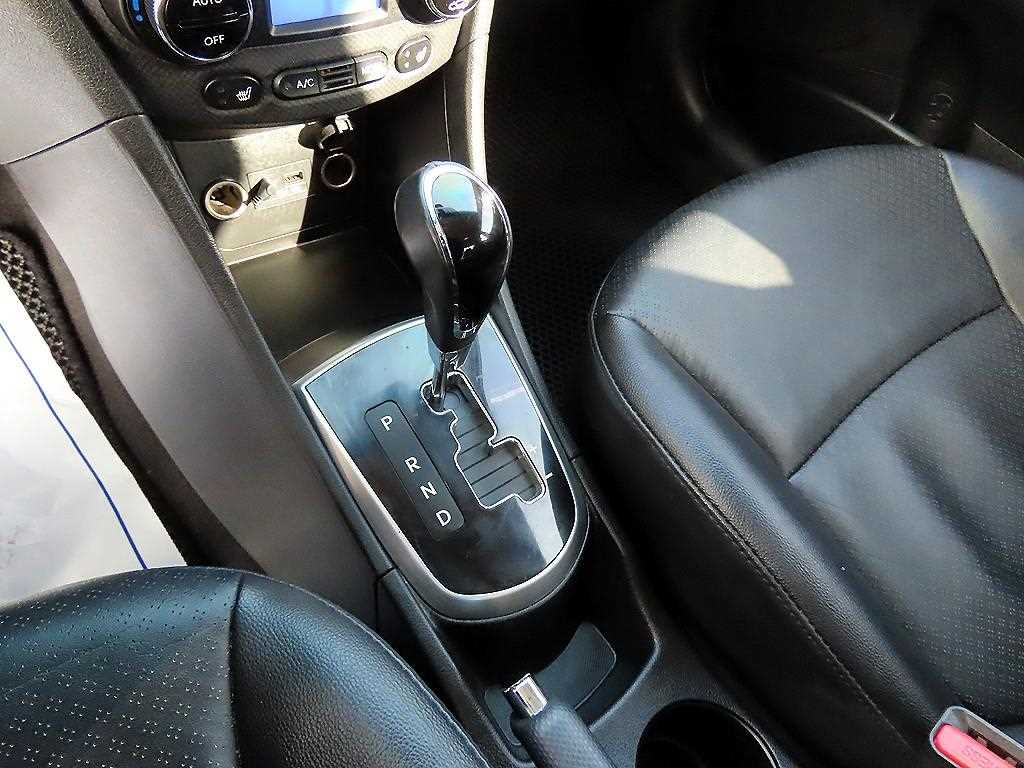 HYUNDAI Accent - Vista 10