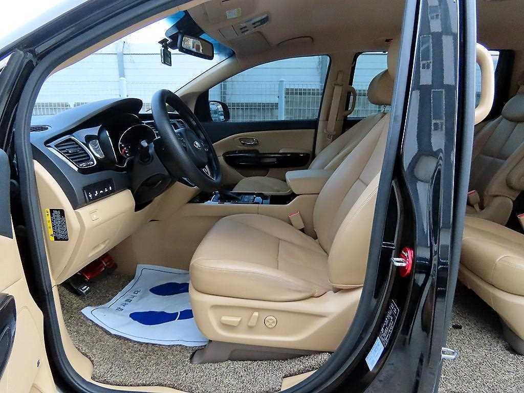 KIA Carnival - Vista 5
