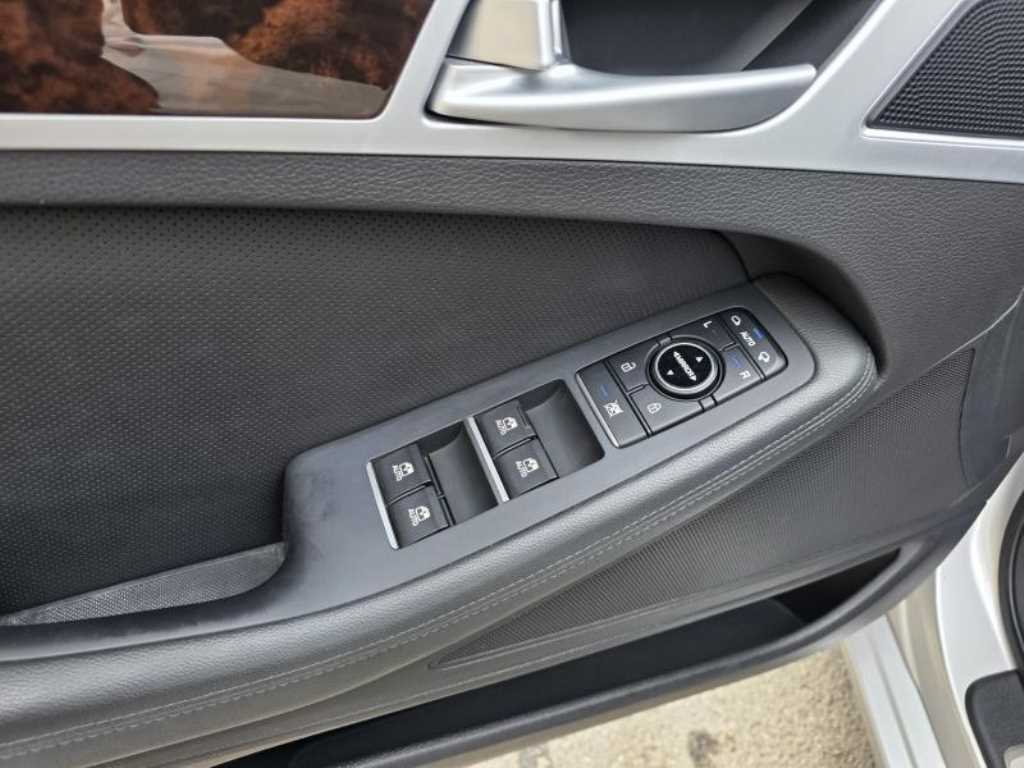 HYUNDAI Genesis - Vista 10