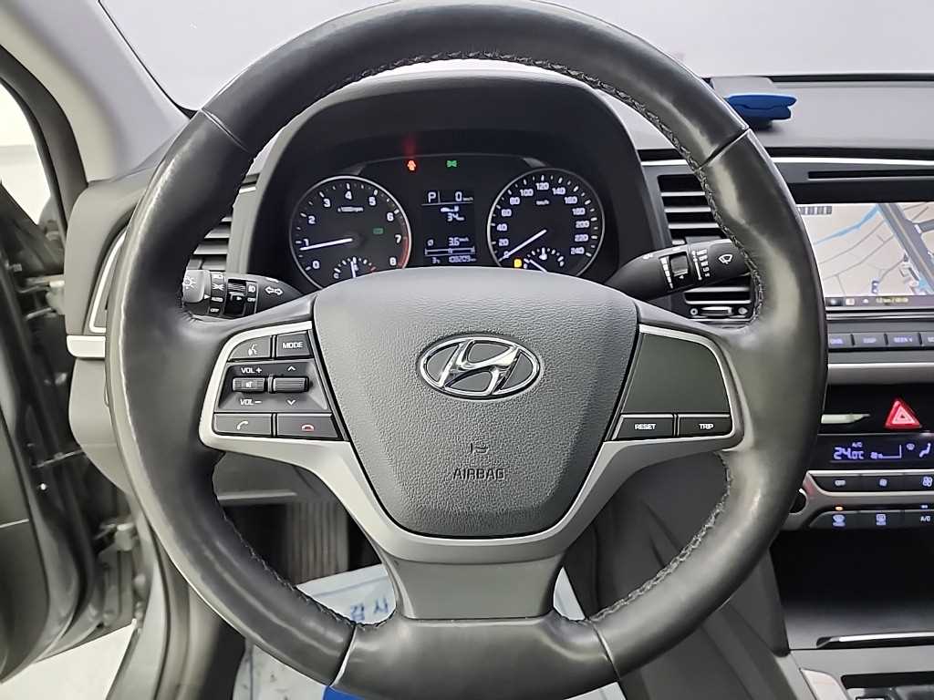 HYUNDAI Avante - Vista 9