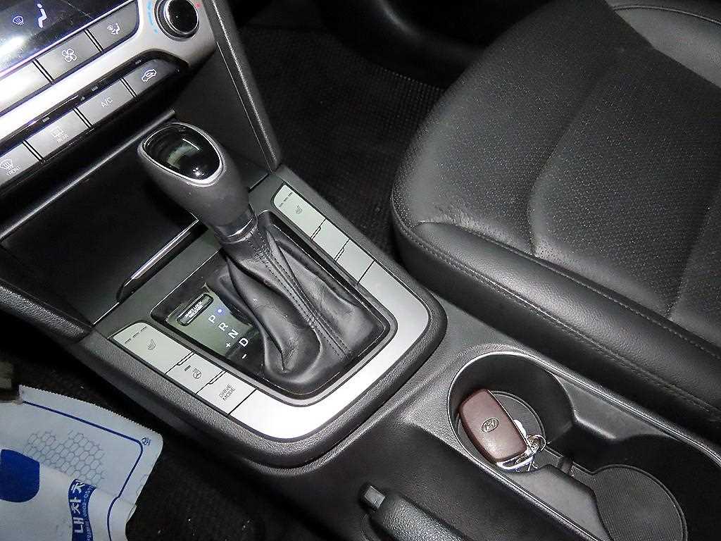 HYUNDAI Avante - Vista 12