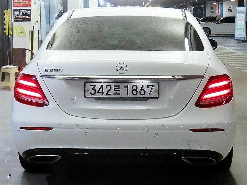 Mercedes Benz E class - Vista 5