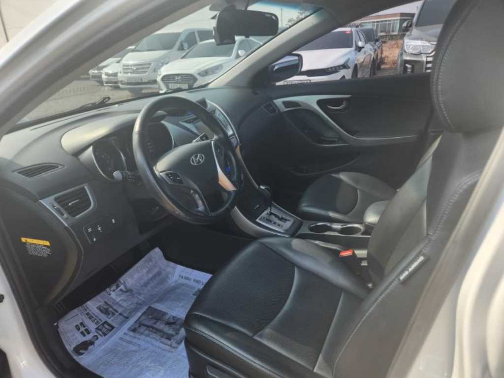 HYUNDAI Avante - Vista 12