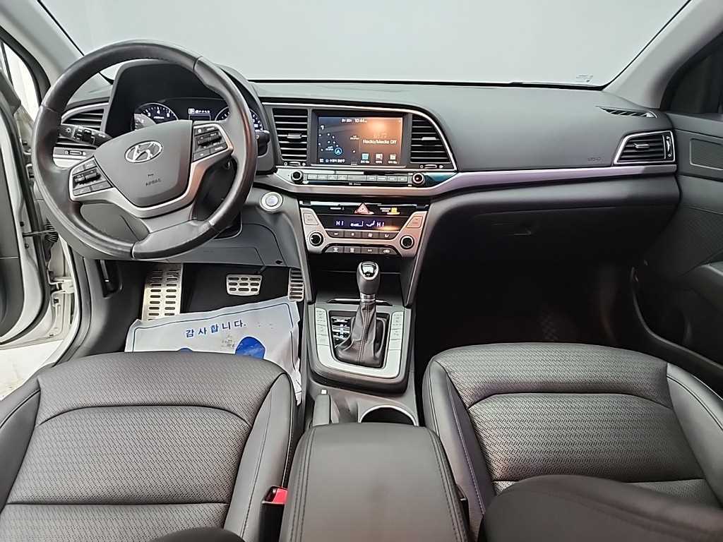 HYUNDAI Avante - Vista 7