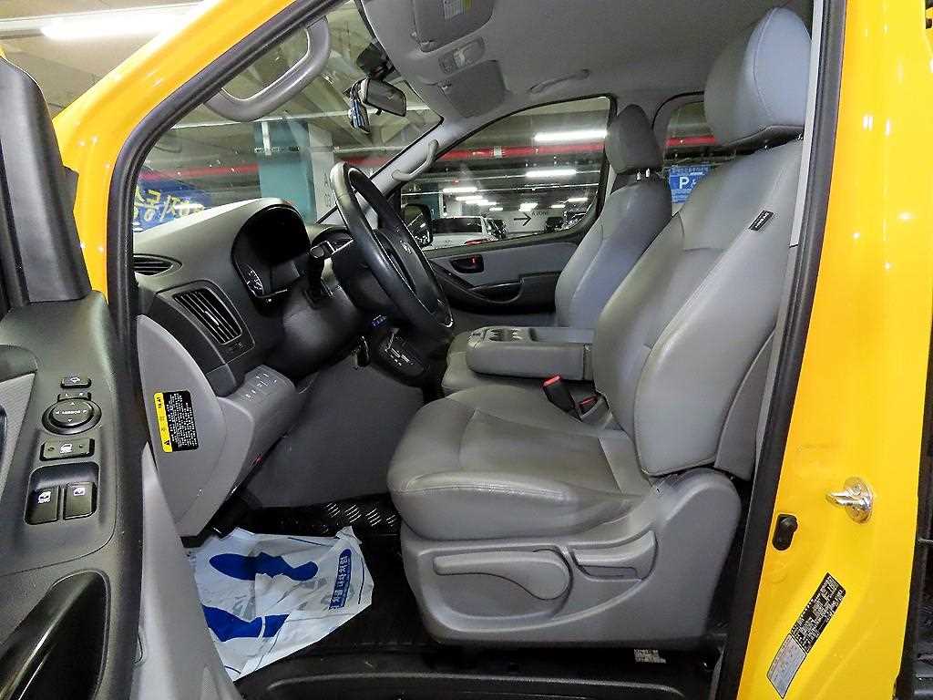 HYUNDAI Starex - Vista 6