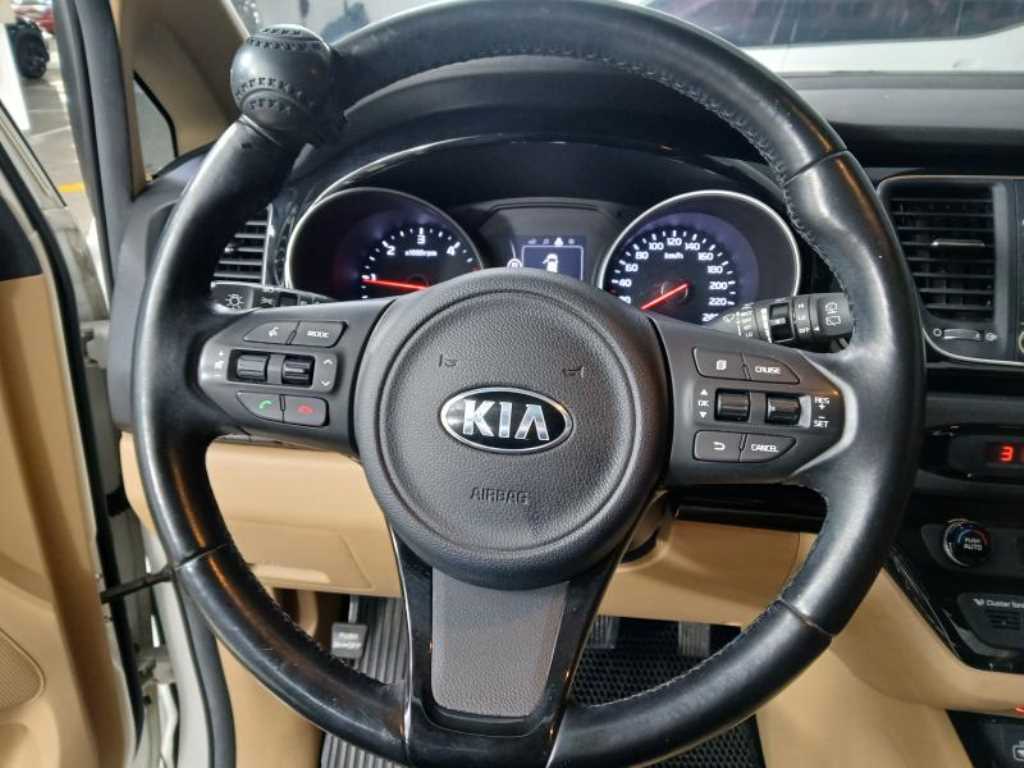 KIA Carnival - Vista 8