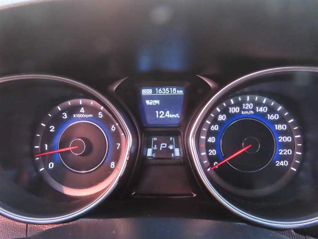 HYUNDAI Avante - Vista 9