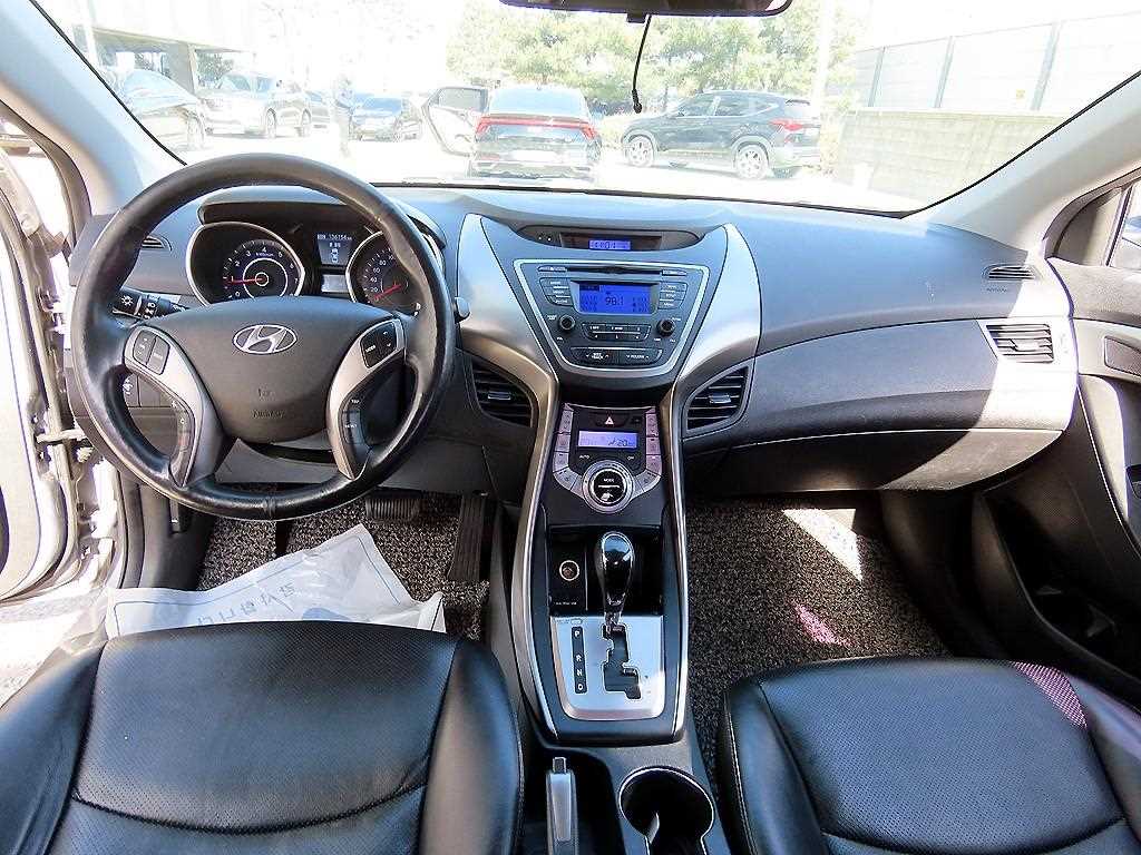 HYUNDAI Avante - Vista 7