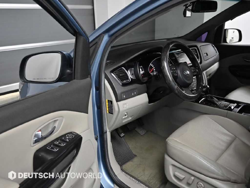 KIA Carnival - Vista 11