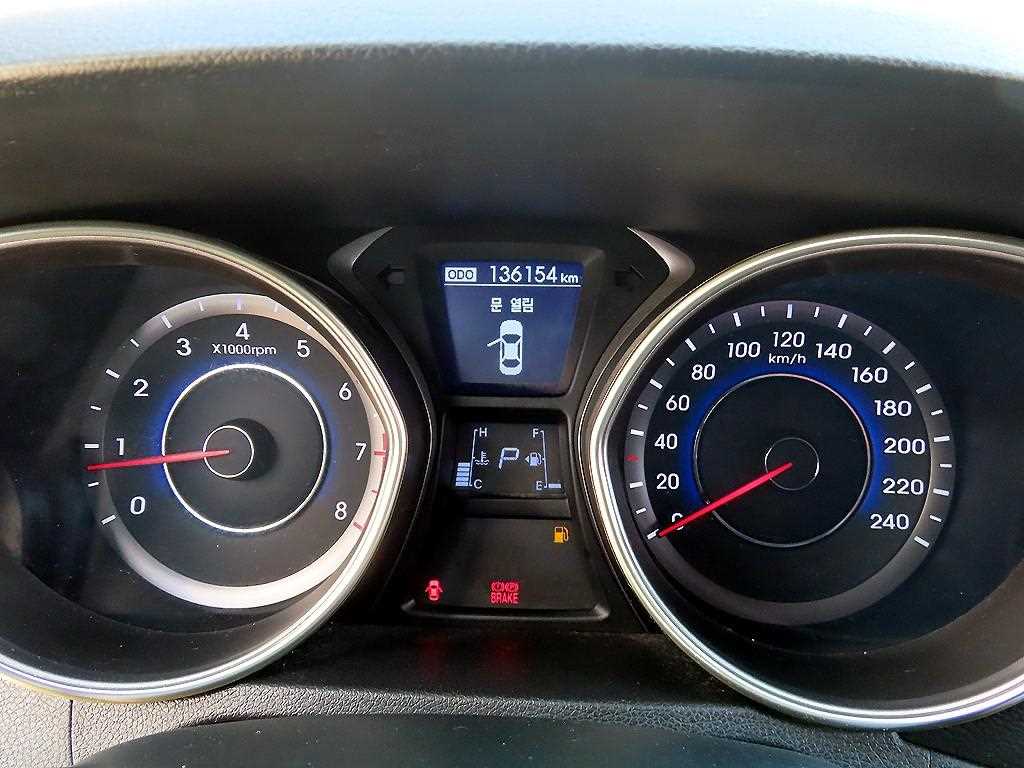 HYUNDAI Avante - Vista 9